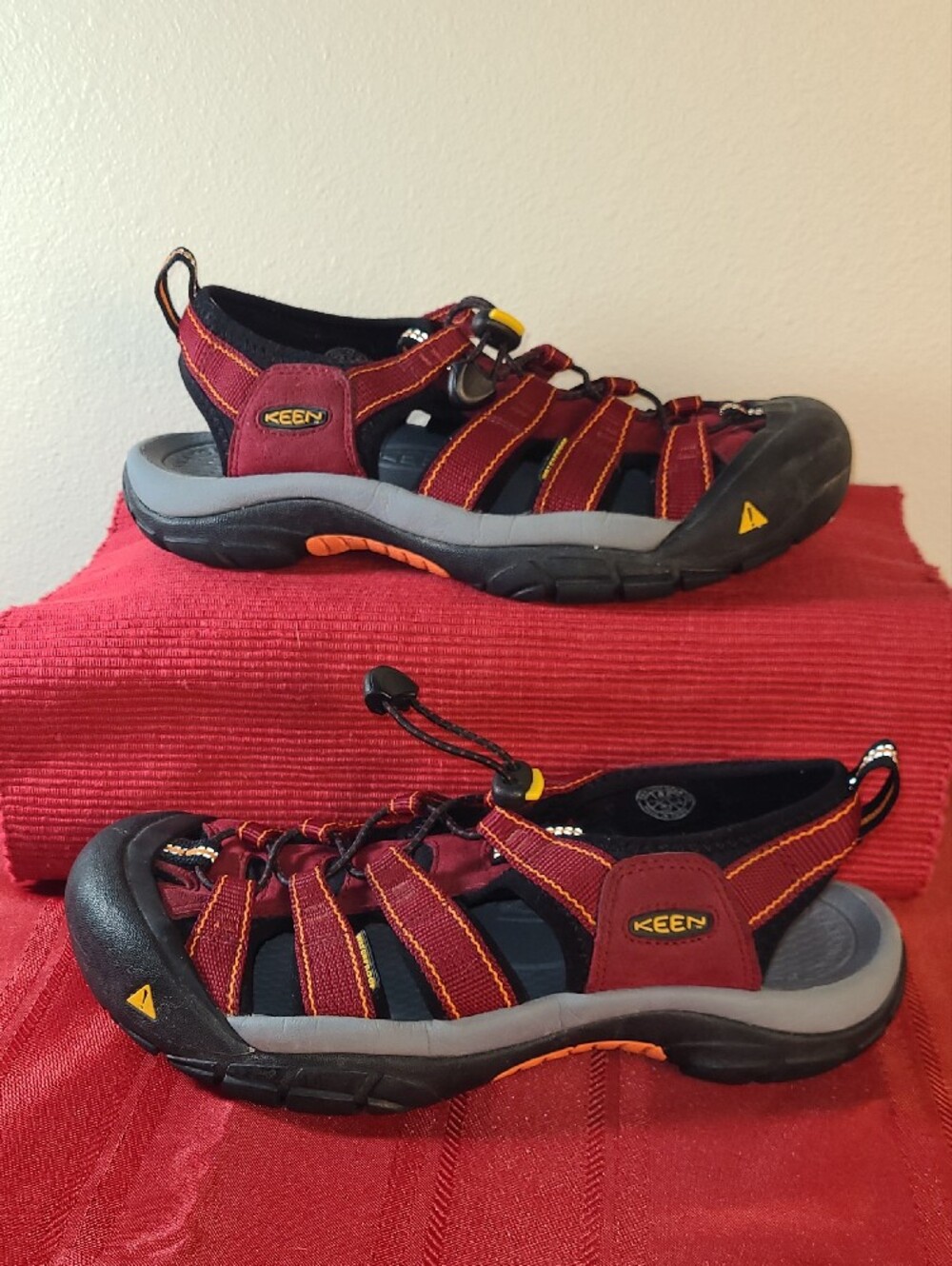 Keen Women's Newport H2 Maroon and Black Outdoor Sport Sandals Size 8.5 - Picture 2 of 10